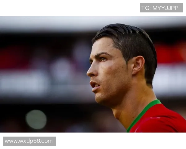 足球明星与妻子甜蜜互动瞬间揭示幸福生活的秘密与感动